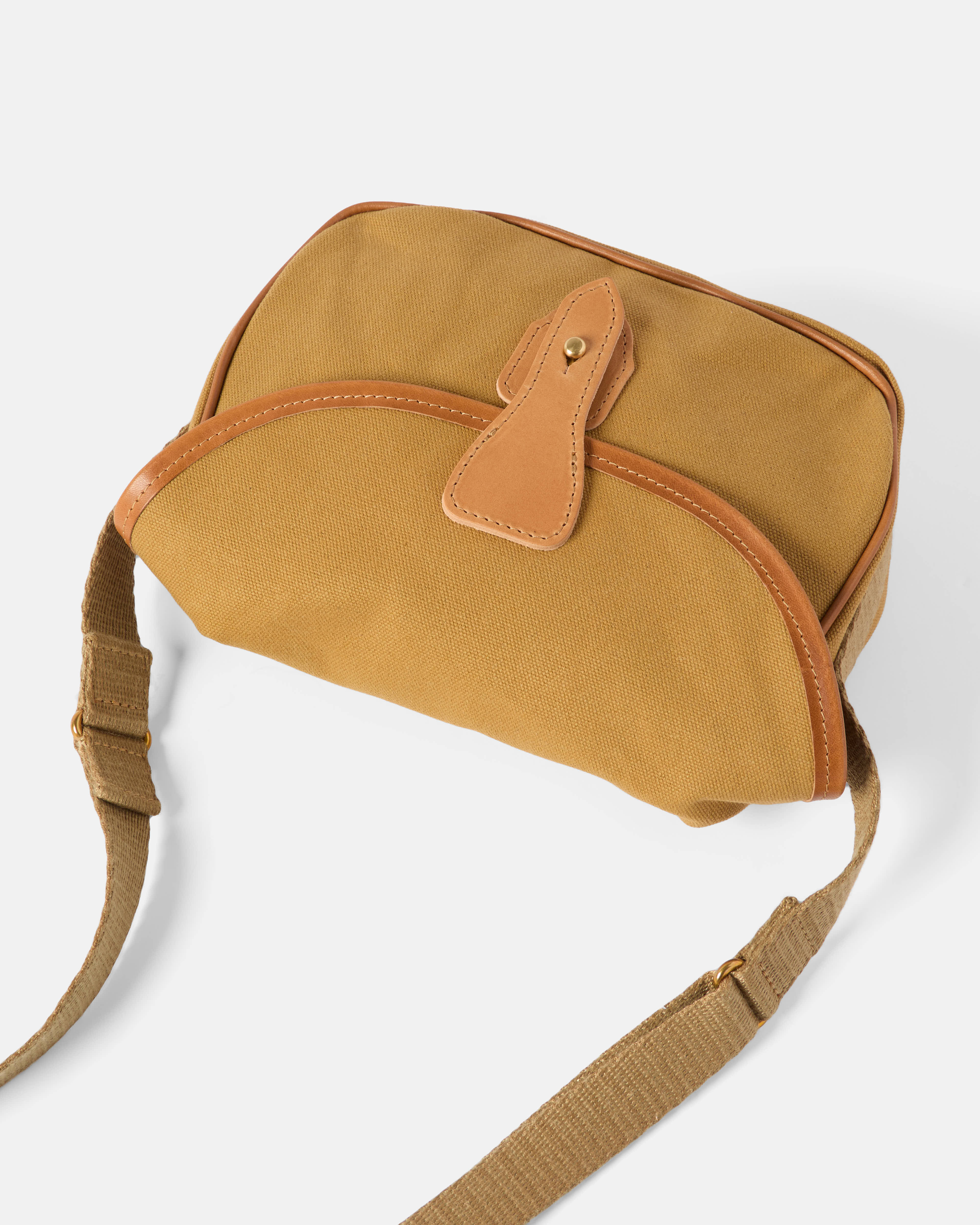 Close-up of leather strap on sandstone Beorma Lomond cartridge bag
