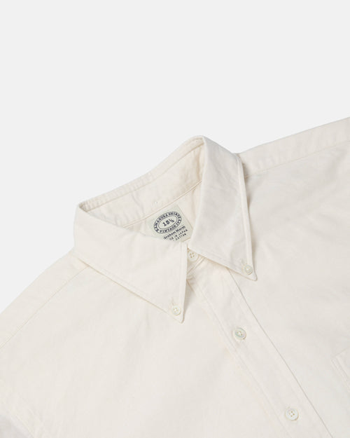 Close-up of button-down collar on ecru Kamakura Vintage Ivy Oxford shirt