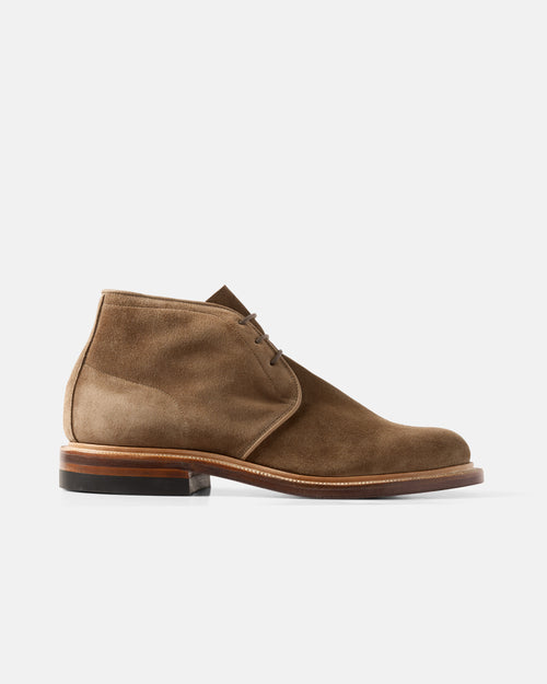 Side view of the Viberg Janus Calf Suede Uplands Chukka Boot in Bison, showcasing the 1905 last and premium Janus calf suede.